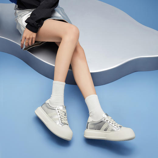 骆驼女鞋2025春季新款圆头百搭拼色小白鞋女厚底增高休闲运动板鞋 L24S577095 商品图0