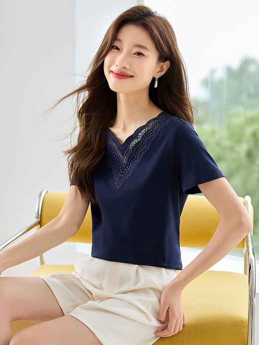 【专属特价】熙世界正肩t恤短袖2025夏季新款宽松显瘦刺绣V领百搭甜美上衣 商品图3
