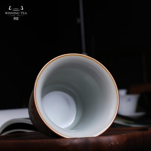 问鼎汝瓷鼎峰系列月白老款手握杯（潜鱼跃顶） 商品图2