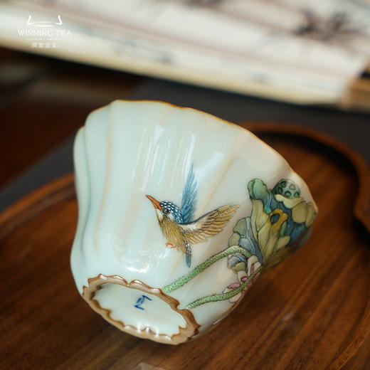 问鼎汝瓷鼎峰系列月白老款瓜棱杯（池阴夏荷）（缺货） 商品图3