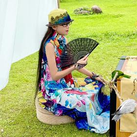 艳色霓裳舞翩跹，活力四溢映朝天