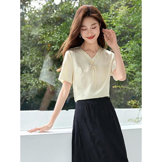 【五折购】熙世界2025夏季新中式流苏珠扣V领衬衫女短袖国风浮雕提花上衣 商品图1