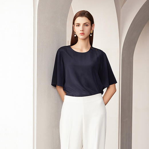 【五分袖桑蚕丝T恤】24年春夏新品女士上衣时尚纽扣装饰圆领直筒上衣 商品图1
