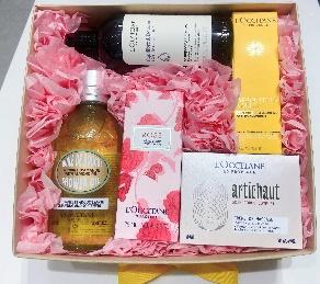 【1F】欧舒丹夏季专享套装： 甜扁桃味沐浴油 250ml 草本香菁纯平衡洗发露 300ml 玫瑰香氛润手霜 75ml 乳木果腊菊香御龄焕活颈部精华霜 50ml 洋蓟味身体按摩霜 200ml 商品图0