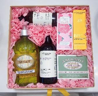 【1F】欧舒丹夏季专享套装： 甜扁桃味沐浴油 500ml 草本香菁纯平衡洗发露 300ml 平衡护发素 250ml 芍药香氛润手霜 75ml 腊菊香御龄焕活颈部精华霜 50ml 弹润美肤乳 200ml 商品图0