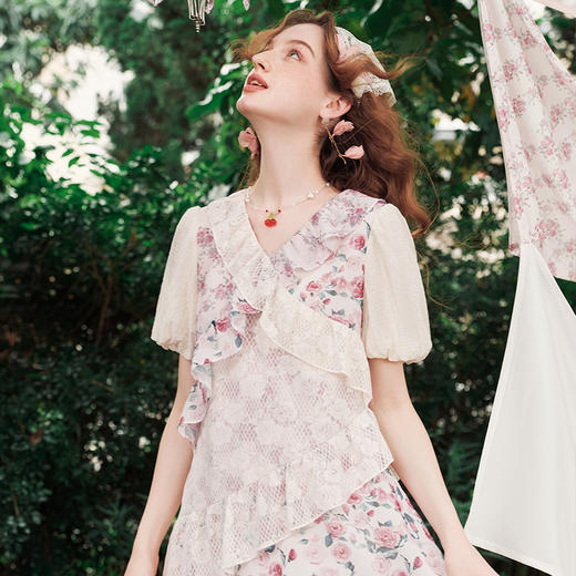 两三事 暗语玫瑰 2024夏季新款复古蕾丝拼接印花泡泡袖a字连衣裙 商品图1