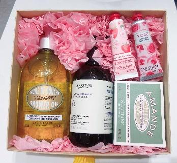 【1F】欧舒丹夏季专享套装： 甜扁桃味沐浴油 500ml 甜扁桃味紧致弹润美肤乳 200ml 草本香菁纯平衡洗发露 500ml 瑰香之心润手霜 30ml 甜蜜樱花香氛护手霜 30ml 商品图0