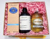 【1F】欧舒丹夏季专享套装： 乳木果经典润手霜（干性手部肌肤适用）150ml  甜扁桃味沐浴油 250ml 草本香菁纯平衡洗发露 300ml 商品缩略图0