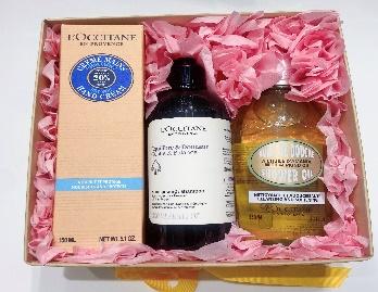 【1F】欧舒丹夏季专享套装： 乳木果经典润手霜（干性手部肌肤适用）150ml  甜扁桃味沐浴油 250ml 草本香菁纯平衡洗发露 300ml 商品图0