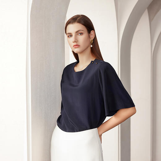 【五分袖桑蚕丝T恤】24年春夏新品女士上衣时尚纽扣装饰圆领直筒上衣 商品图0