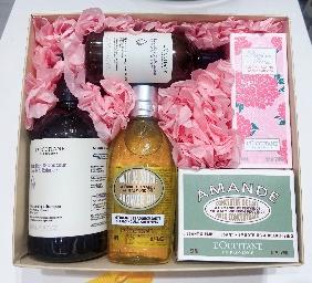 【1F】欧舒丹夏季专享套装： 甜扁桃味沐浴油 250ml 草本香菁纯平衡洗发露 500ml 草本香菁纯平衡护发素 250ml 芍药香氛润手霜 75ml 甜扁桃味紧致弹润美肤乳 200ml 商品图0