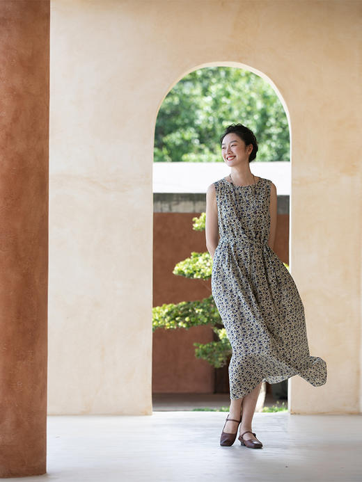 牧衣游原创 蓝雪印花棉无袖连衣裙女气质文艺宽松无袖背心裙 锦觅 商品图0