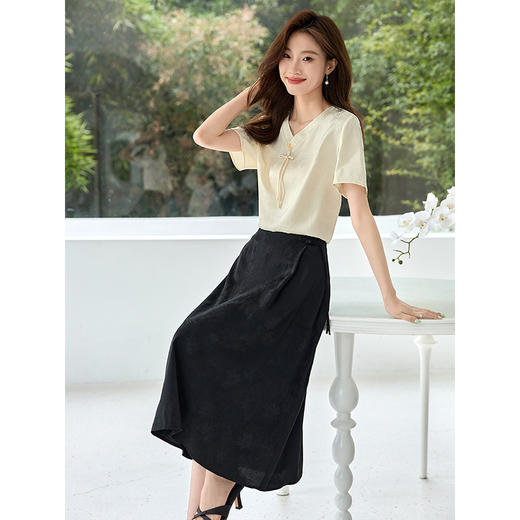 【五折购】熙世界2025夏季新中式流苏珠扣V领衬衫女短袖国风浮雕提花上衣 商品图2