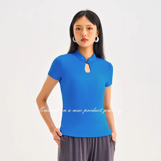 跃牌 【欲动春风】系列 女夏新中式裸感瑜伽短袖带胸垫国风盘扣紧身透气健身T恤运动上衣42242 商品图3