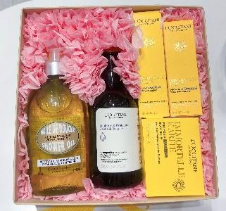 【1F】欧舒丹夏季专享套装： 甜扁桃味沐浴油 500ml 草本香菁纯平衡洗发露 500ml 乳木果腊菊味身体精华霜 200ml 乳木果腊菊手部紧致精华霜 75ml 乳木果腊菊香御龄颈部精华霜 50ml 商品图0