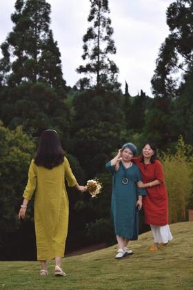当阳光不足时，我们穿成了阳光的样子