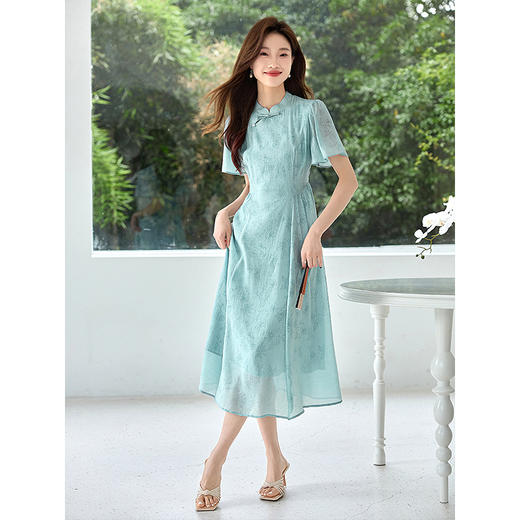【五折购】熙世界2025夏女装新中式国风线描压花清冷感蓝色改良旗袍连衣裙 商品图4