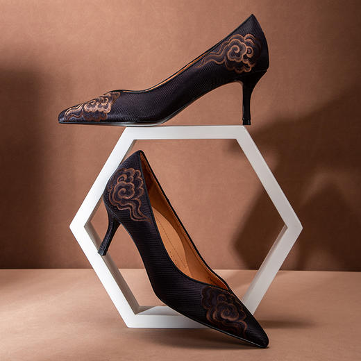 CHCH祈祈真系尖头细跟优雅祥云中国风古典女士单鞋CM2B5601 商品图4