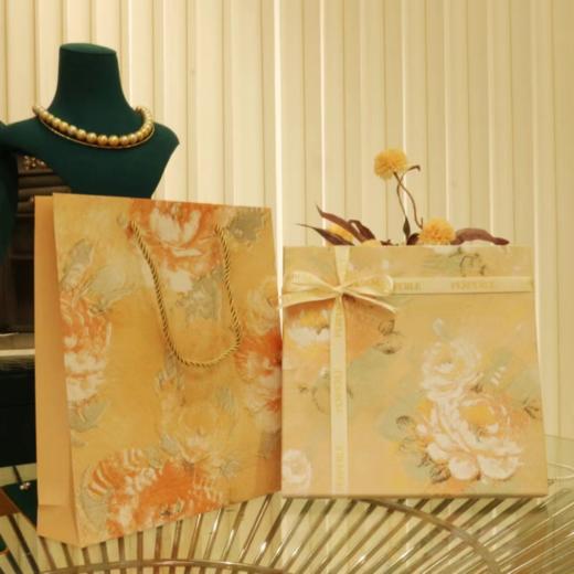 【甄珠贝·时尚高级感系列】70*70cm线条马驹双面异色丝羊毛丝巾和天然淡水珍珠山茶花丝巾扣礼盒套装 商品图7