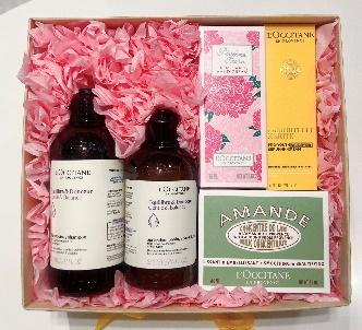 【1F】欧舒丹夏季专享套装： 草本香菁纯平衡洗发露 300ml 草本香菁纯平衡护发素 250ml 芍药香氛润手霜 75ml 乳木果腊菊香御龄焕活颈部精华霜 50ml 甜扁桃味紧致弹润美肤乳 200ml 商品图0