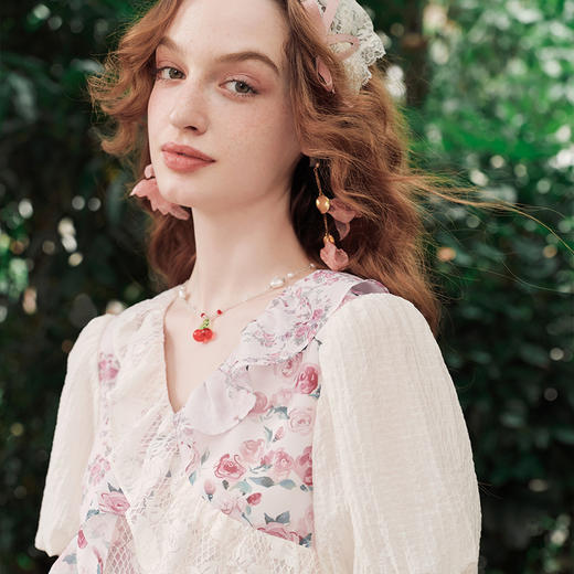 两三事 暗语玫瑰 2024夏季新款复古蕾丝拼接印花泡泡袖a字连衣裙 商品图3