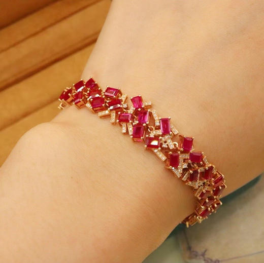 156019 鸽血红红宝石18K金精镶气质手链 商品图0