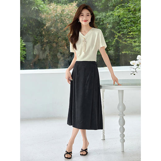 【五折购】熙世界2025夏季新中式流苏珠扣V领衬衫女短袖国风浮雕提花上衣 商品图4