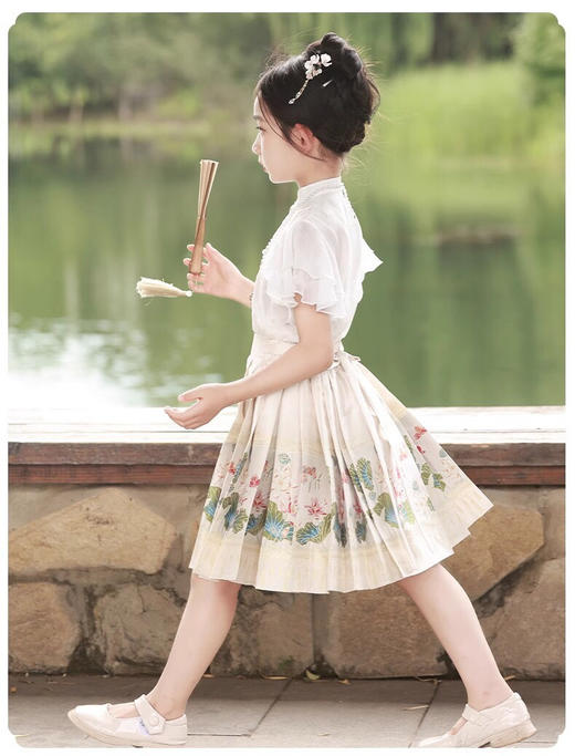 中大童!美到心坎里的汉服【儿童新中式马面裙套装】仿绸缎马面裙飒气有型，手工打褶，超级重工，褶皱立体不变形，国风元素图案，端庄秀丽，塑造独特东方美学 商品图4