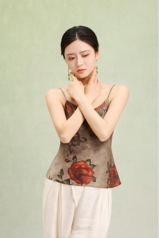 荷言GL 瑰韵 收腰小吊带玫瑰印花油画风夏季凉感背心 商品图2