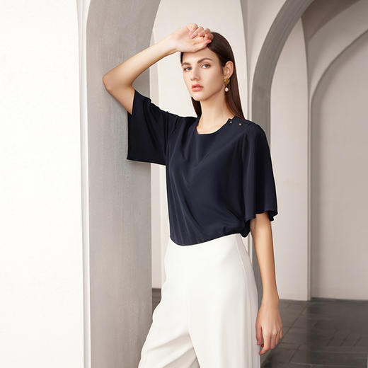 【五分袖桑蚕丝T恤】24年春夏新品女士上衣时尚纽扣装饰圆领直筒上衣 商品图3