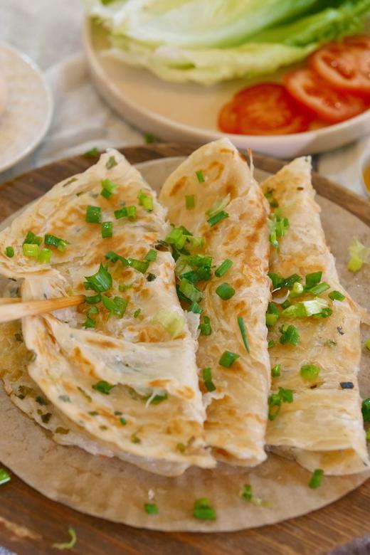 【粮全其美-轻食鲜葱葱油饼】天王周杰伦代言，葱油饼界的爱马仕  只用现摘新鲜香葱，葱含量惊人！葱星人的YYDS  无需解冻，不用放油，操作简单，三分钟就能煎好！  葱香味十足，一口爆香酥脆， 商品图5