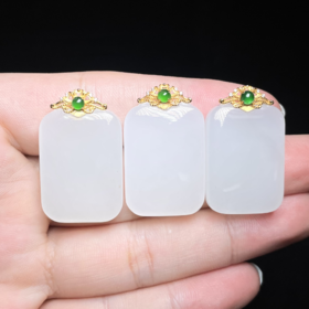 玉美人菲菲/18K和田玉无事牌吊坠约31*19mm/