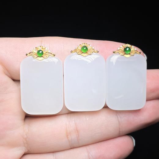 玉美人菲菲/18K和田玉无事牌吊坠约31*19mm/ 商品图0