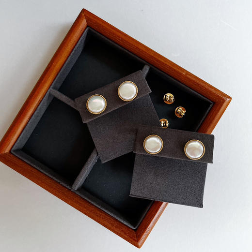 RETRO系列 18K镶异形淡水珍珠耳钉 商品图1