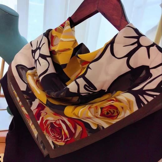 【甄珠贝·花卉系列】70*70cm黄玫瑰双绉丝巾和淡水玫瑰花胸针丝巾礼盒 商品图4