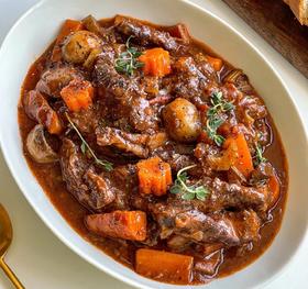  夏日食欲不振？瞧，那盘牛肉正诱惑着你，让味蕾跳起欢快的舞蹈，食欲自然来敲门！ 