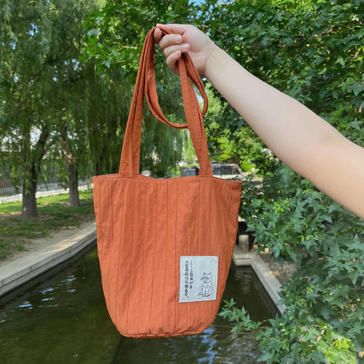 后浪自研文创《作家与猫》水桶包  商品图9