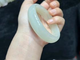 玉美人菲菲-和田玉手镯