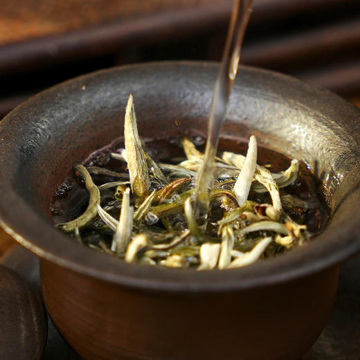 内部老客专享【白毫银针】2024年临沧冰岛古树云南白茶，茶中“香奈儿”，一口惊艳你！85g/罐，数量有限；每个id限购3份 商品图7