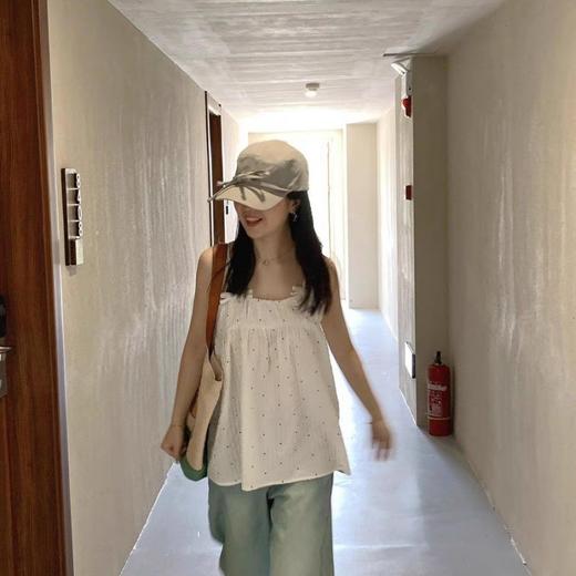 【犯规可爱白色褶肌理感波点吊带】度假风新款甜美小清新波点吊带，蝴蝶结减龄娃娃衫露肩，甜美宽松夏季蝴蝶结无袖宽松上衣女外穿QQ 商品图1