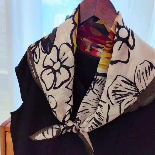 【甄珠贝·花卉系列】70*70cm黄玫瑰双绉丝巾和淡水玫瑰花胸针丝巾礼盒 商品图5