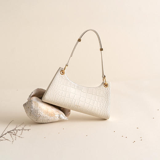 【刘亦菲何穗同款】品牌直发 APEDE MOD 经典百搭色头层牛皮青蛙腋下包 商品图3