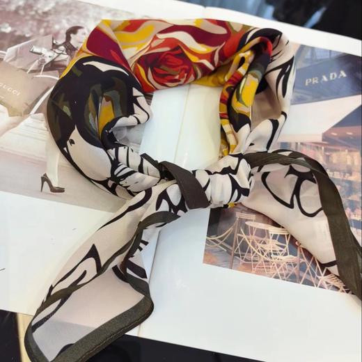 【甄珠贝·花卉系列】70*70cm黄玫瑰双绉丝巾和淡水玫瑰花胸针丝巾礼盒 商品图7