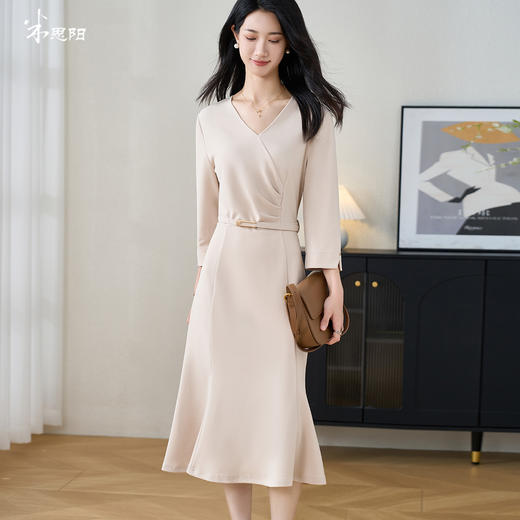 剩S/XL/XXL 米思阳2026春季新款简约大气纯色连衣裙收腰修身V领鱼尾裙女3315 商品图0