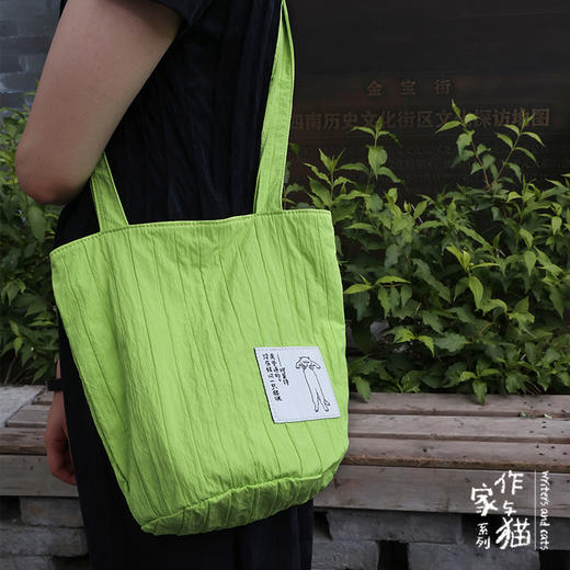 后浪自研文创《作家与猫》水桶包  商品图3