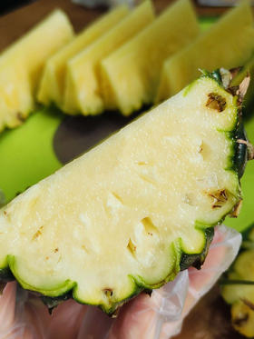 海南东蜜凤梨！海南高山坡地，有机种植，真正自然成熟🍃果肉金黄巨甜多汁🌿不需要泡水吃起来也不麻嘴!闻起来带有浓郁的，实测24糖，宛如蜜罐🍯4.5-5斤/箱