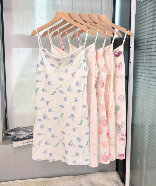 🌷【绝美“烧烧”】 油墨花卉睡裙：✅轻奢冰感缎面，亲肤凉滑，光泽垂感绝佳👊 商品图0