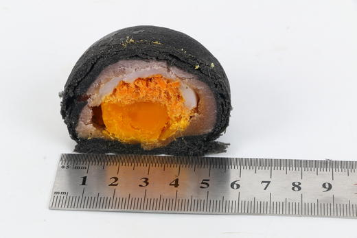 馅中馅蛋黄酥 四重口感【半颗蛋黄+肉松+馅+雪媚娘皮】 保质期60天 单个65克 商品图4