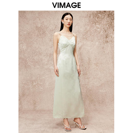 VIMAGE纬漫纪高级感缎面垂坠露背吊带礼服连衣裙秋季新款V2277801 商品图4