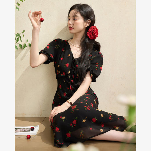 西遇法式V领黑红碎花连衣裙女早春新款复古浪漫时髦减龄裙子D2742211 商品图4